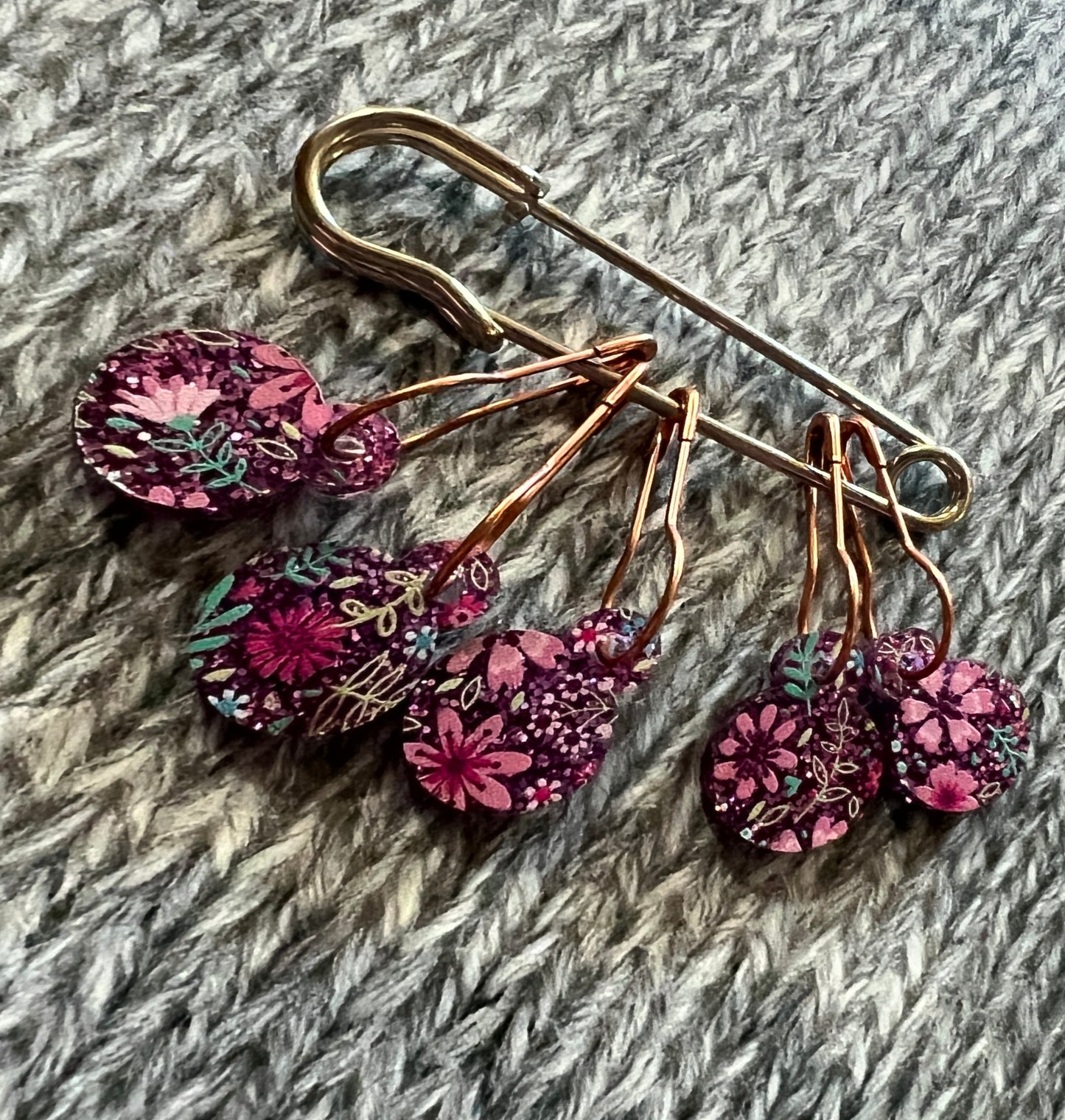 Acrylic Stitch Markers - Glitter .65" round on pin - various colors and designs